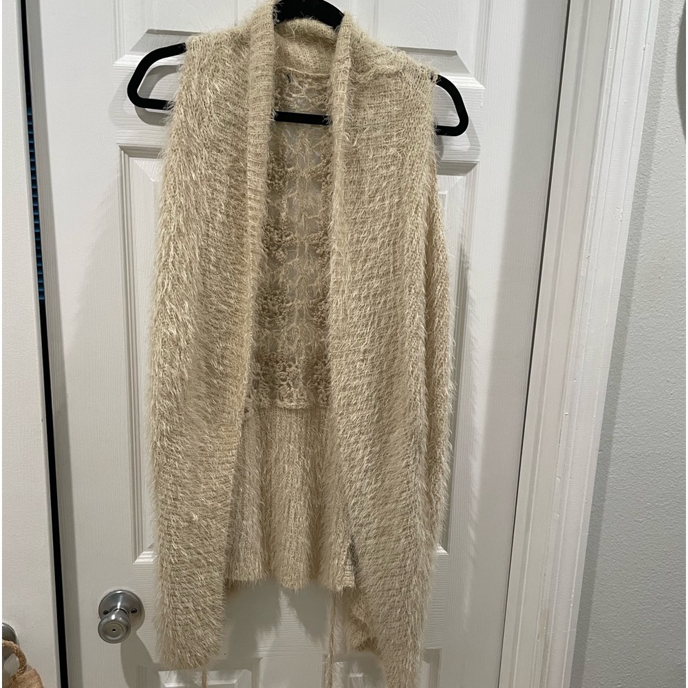 Sleeveless soft cardigan with embroidery